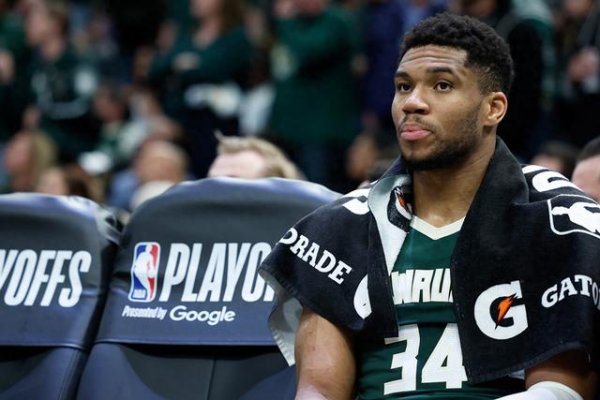 Antetokounmpo đã theo dõi một số người chơi Knicks trên phương tiện truyền thông xã hội, Hart& M